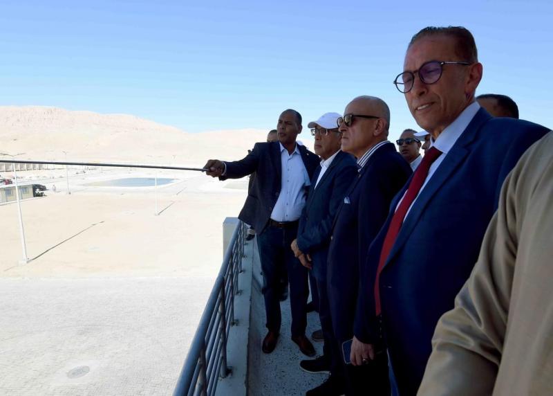 رئيس الوزراء يتفقد محطة مياه الشرب الجديدة بقرية الهنادي شرق إسنا