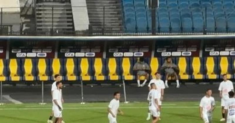 دونجا يدعم زملاءه بمنتخب مصر أمام موريتانيا رغم الإصابة