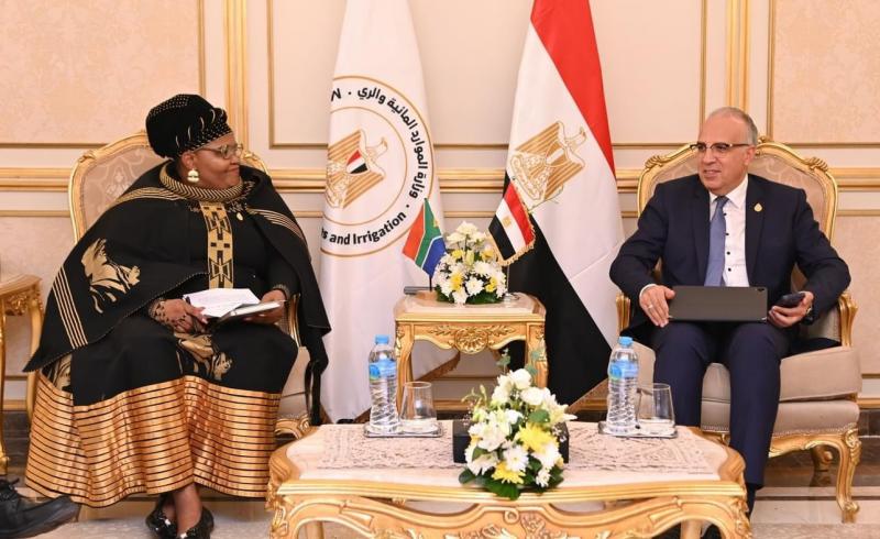 ضمن فعاليات ”أسبوع القاهرة السابع للمياه”.. الدكتور سويلم يلتقى وزيرة المياه والصرف الصحي الجنوب افريقية