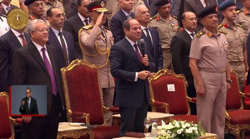 الرئيس السيسي لعدد من أبطال أكتوبر: ”متشكرين ومتشرفين بوجودكم وربنا يكافئكم”