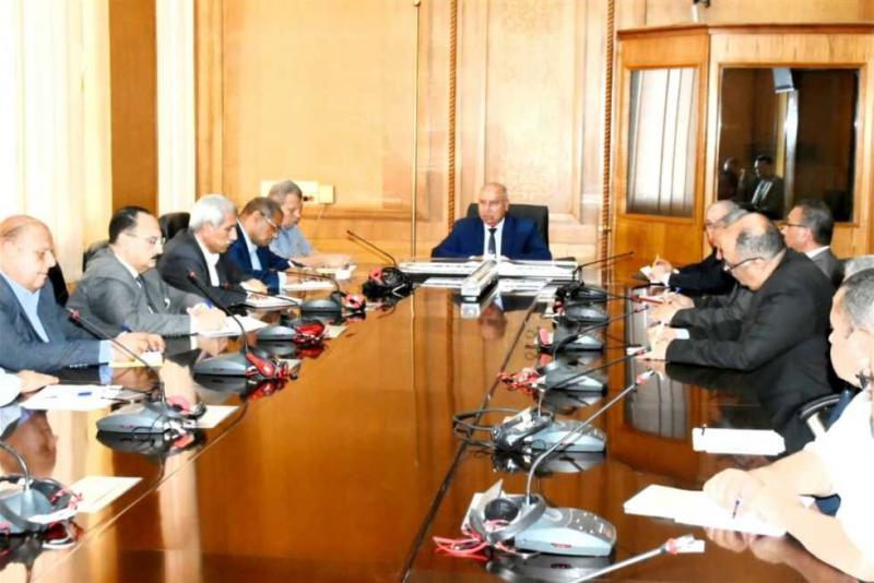 وزير النقل يعلن إيقاف 4 مسؤولين عن العمل.. تفاصيل