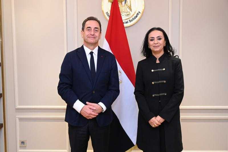 وزيرة التضامن تناقش جهود التعاون بين السفارة الفرنسية في القاهرة والهلال الأحمر المصري| صور