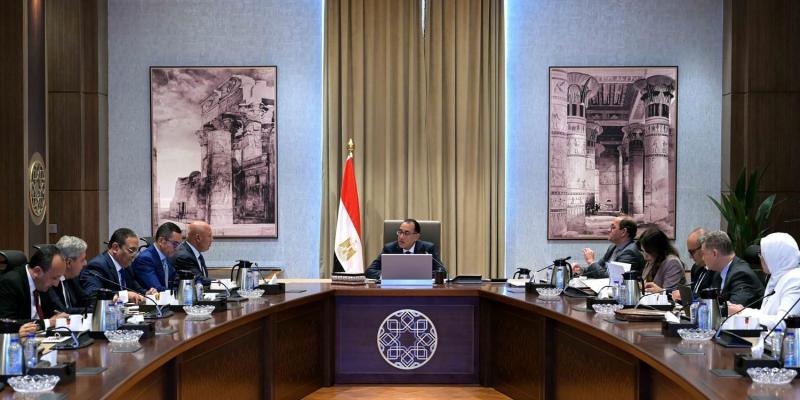 رئيس الوزراء يستكمل مناقشات مشروع القانون المقترح لمناطق المال والأعمال
