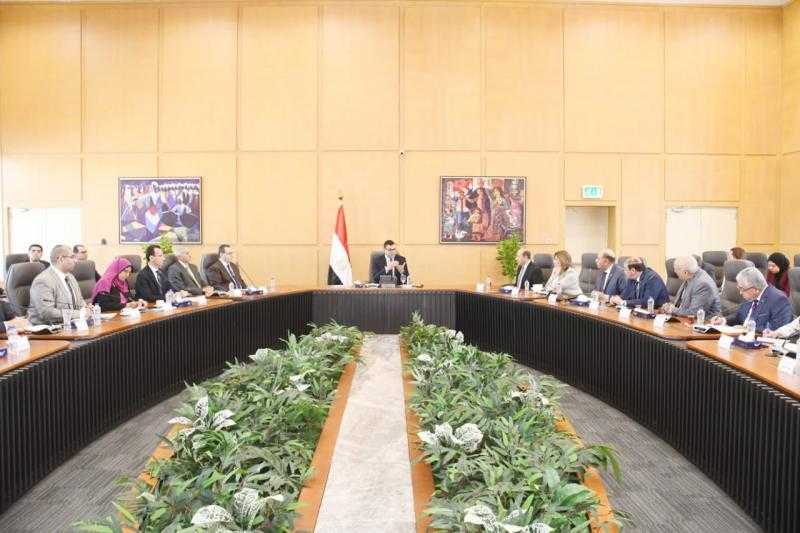 ​وزير الإسكان يعقد اجتماعاً موسعاً لمتابعة موقف تنفيذ ”حديقة تلال الفسطاط”