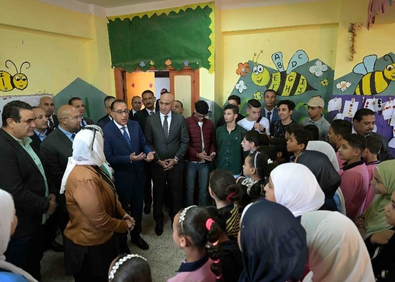 مدبولي: نتأكد من تطبيق إجراءات التعامل مع زيادة كثافات الطلاب بالفصول وسد العجز في أعداد المعلمين