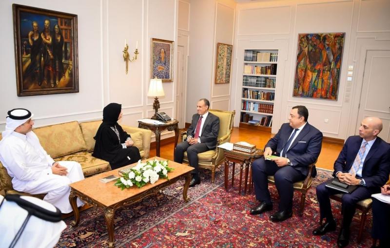 وزير الخارجية والهجرة يلتقي مع وزيرة الدولة للتعاون الدولي القطرية