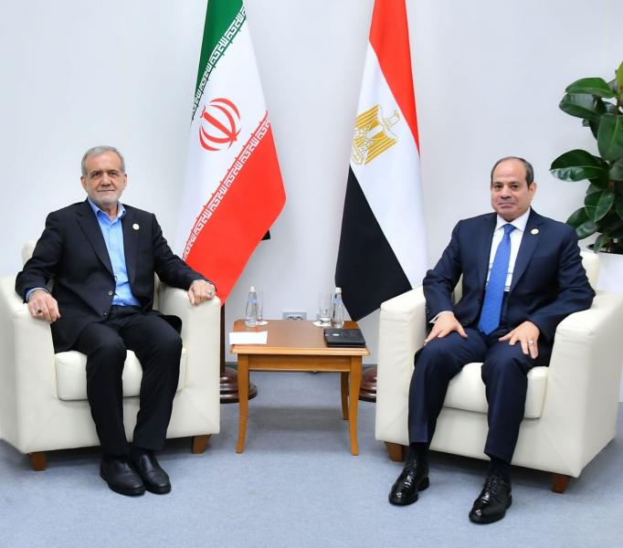 الرئاسة تنشر صور لقاء الرئيس السيسي مع نظيره الإيراني على هامش قمة بريكس في روسيا