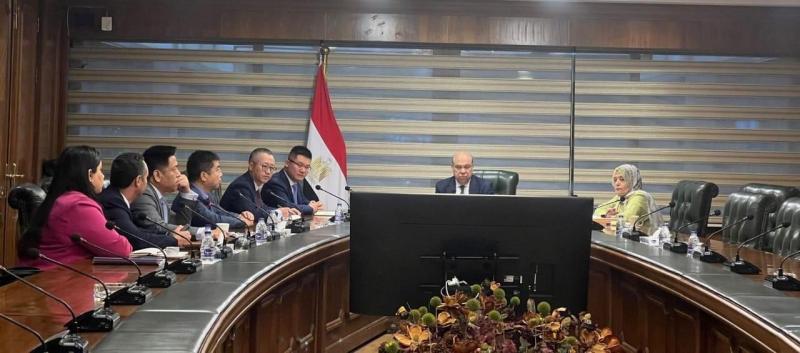 وزير الطيران المدني يلتقي مسئولي شركة هواوي العالمية لبحث فرص التعاون في مجال تطوير البنية التحتية الرقمية
