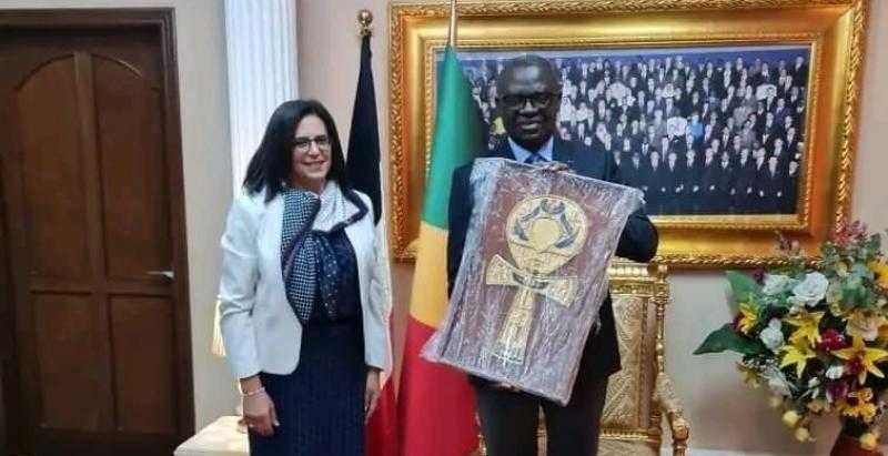 سفيرة مصر في برازافيل تُقدم نسخة من أوراق اعتمادها لوزير الدفاع الكونغولي