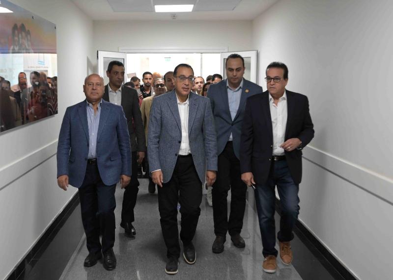 رئيس الوزراء يتفقد مصنع ”يونيفرسال للأثاث” بحي عتاقة بمحافظة السويس