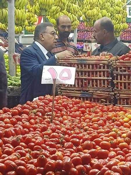 محافظ الدقهلية يجري جولة مفاجئة في بلقاس منفردا لمتابعة أسعار السلع