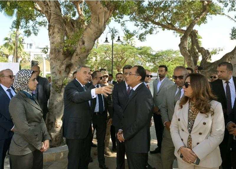 رئيس الوزراء يتفقد سوق اليوم الواحد بمحطة الرمل بالإسكندرية
