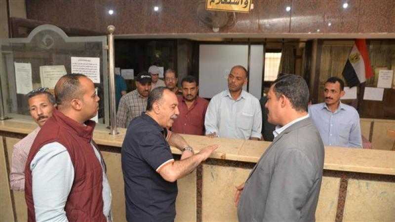 محافظ أسيوط يتفقد سير العمل بالمركز التكنولوجي لخدمة المواطنين بالقوصية