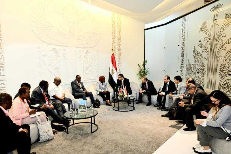 على هامش المنتدى الحضري العالمي.. وزير الإسكان يعرض التجربة العمرانية المصرية على نظيرته الكينية