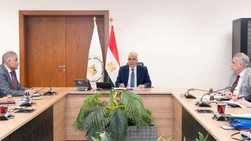 وزير الري يلتقي قيادات الوزارة لمناقشة خطة الموسم الشتوي 2024| صور