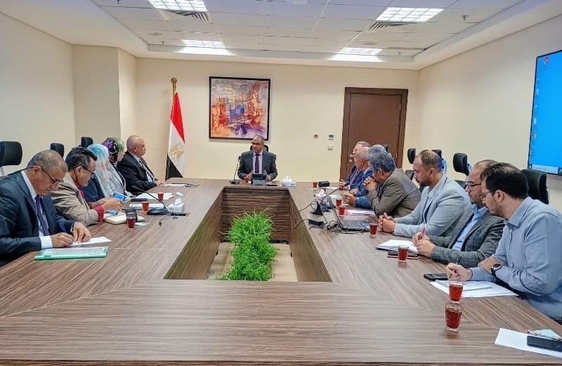 نائب وزير الإسكان يعقد اجتماعًا لمناقشة الاحتياجات المائية بمحافظة البحر الأحمر