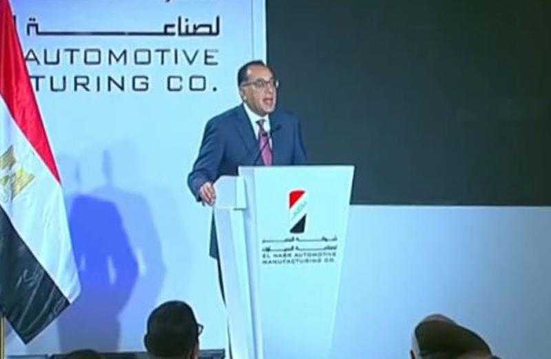 خلال جولة بمصنع النصر للسيارات.. مدبولي لـ العمال: حافظوا على مصنعكم والخير قادم لمصر