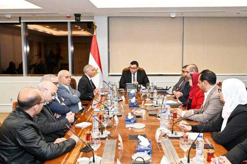 وزير الإسكان يتابع العمل بمدن غرب القاهرة بحضور مسئولي المجتمعات العمرانية