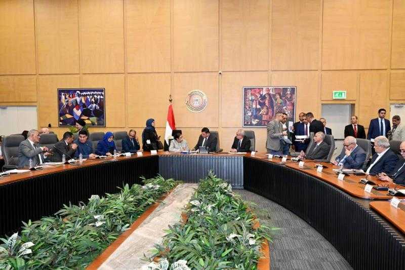 وزير الإسكان يعقد اجتماعه الدوري مع أعضاء ”النواب” و”الشيوخ” لبحث مطالب دوائرهم