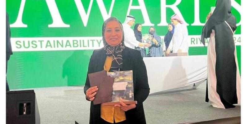 نائب رئيس جامعة عين شمس تحصل على جائزة التميز الأكاديمي