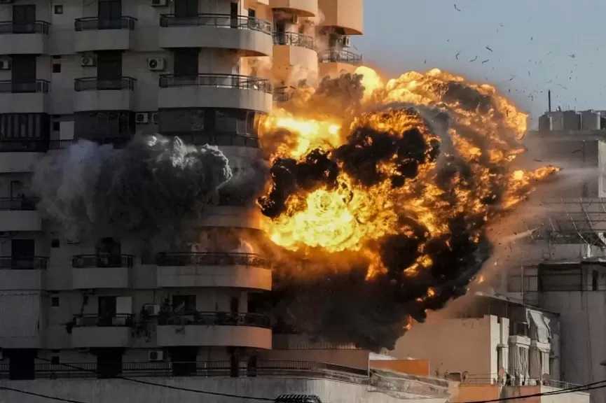 مقتل 3 وإصابة 3 آخرين في هجوم أمريكي إسرائيلي على مدينة خمين الإيرانية