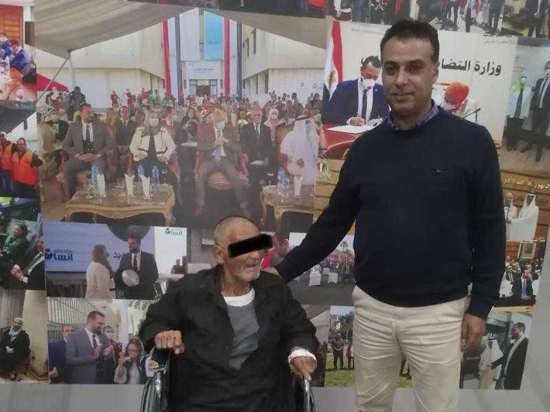 إنقاذ ”مسن بلا مأوى” ونقله إلى إحدى دور الرعاية الاجتماعية بعد تلقيه العلاج حفاظًا على حياته