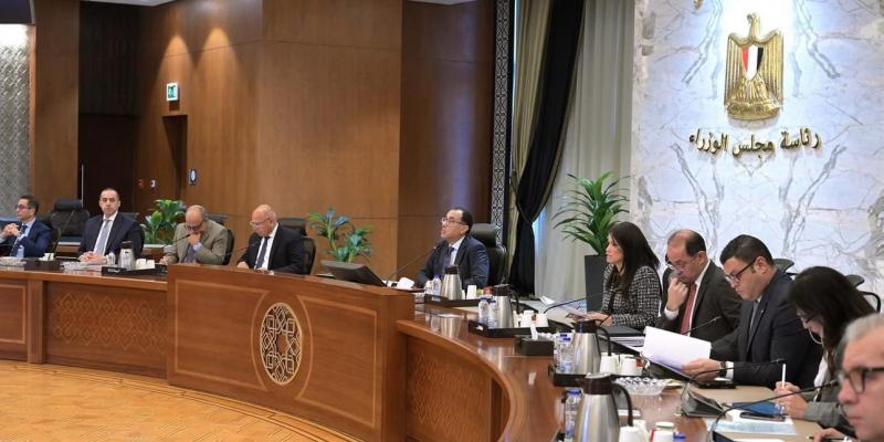الحكومة توافق على طرح 12 مشروعا في مجال معالجة المياه والصرف الصحي وشبكات الكهرباء