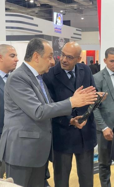 وزير قطاع الأعمال العام يتفقد جناح الشركات التابعة في المعرض الدولي الثالث للصناعة