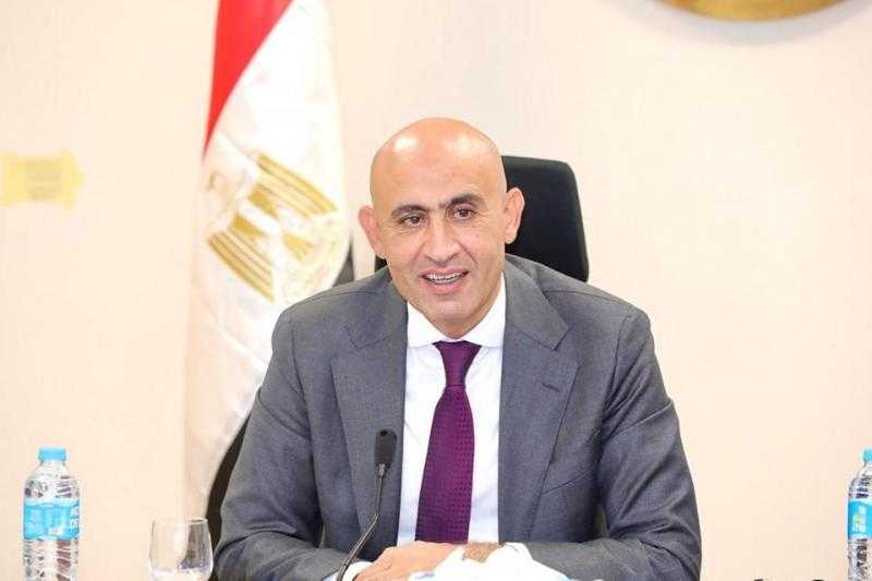 زيارة مفاجئة.. وزير التعليم يتفقد مدارس الإسماعيلية بمفرده