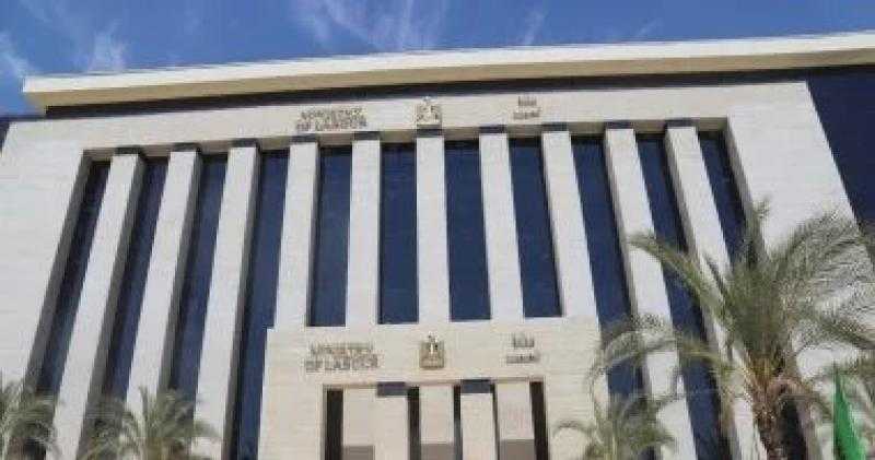 وزارة العمل تتلقى طلبات التقدم لفرص عمل بالسعودية.. بمرتبات تصل لـ15 ألف ريال