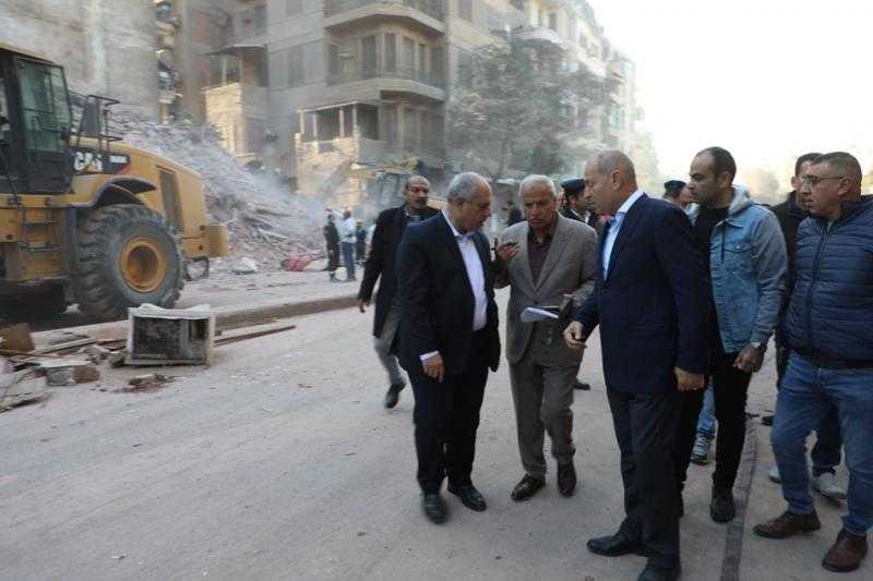 انتشال حالتي وفاة و3 مصابين من تحت أنقاض.. انهيار عقار بالعباسية ومحافظ القاهرة يُشرف على عملية الإنقاذ