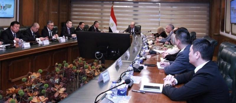 وزير الطيران المدني يلتقي بمسئولي شركة (CCCC) الصينية المتخصصة في البناء والمواصلات ومشروعات البنية التحتية والمطارات
