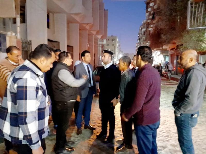 نائب محافظ سوهاج يستمع لمطالب المواطنين خلال متابعته أعمال الرصف والتطوير بحي غرب