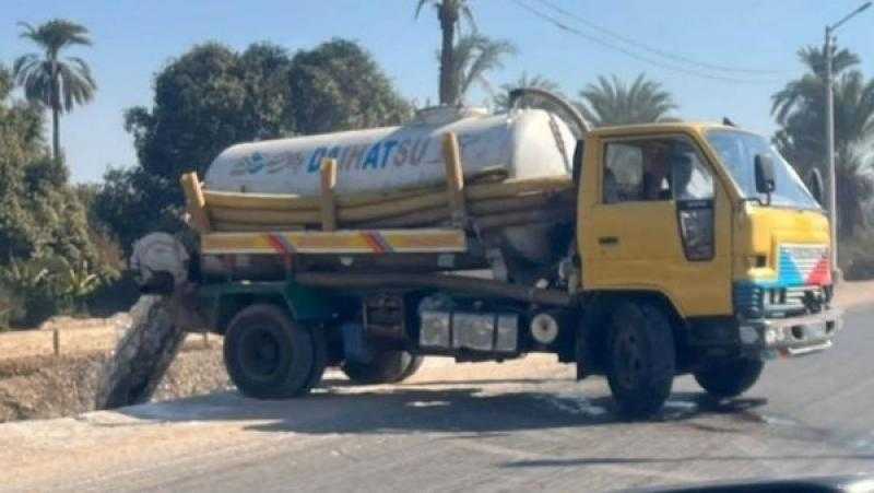 محافظ أسيوط: ضبط سيارة تلقي مخلفات الصرف في ترعة بمركز صدفا