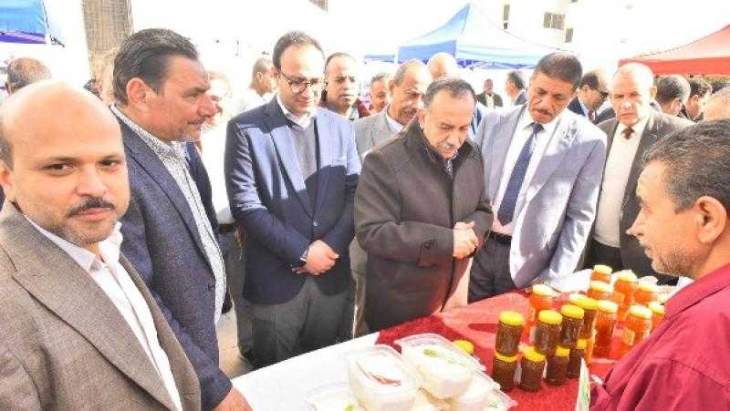 بأسعار مخفضة.. محافظ أسيوط يفتتح قافلة منافذ متحركة للسلع الغذائية