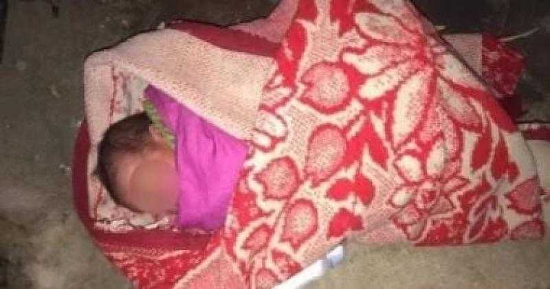 العثور على رضيع حديث الولادة بجوار مسجد في المنوفية