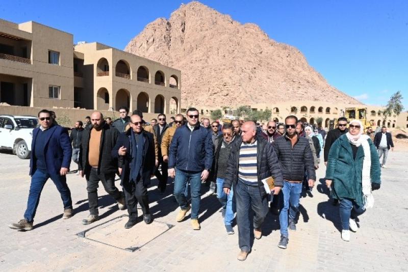 وزير الإسكان ومحافظ جنوب سيناء يتفقدان سير العمل بمنطقة الزيتونة ضمن مشروع ”التجلي الأعظم”