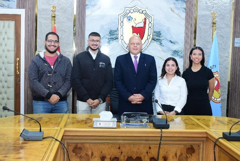 رئيس جامعة سوهاج يلتقي وفدا طلابيا من المكسيك ضمن برنامج التبادل الطلابي