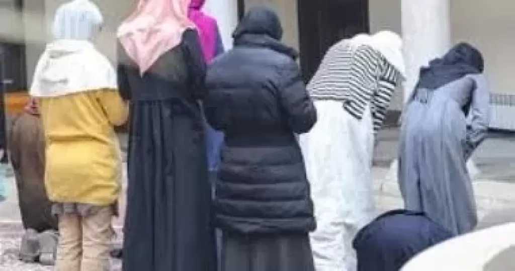 حكم صلاة المرأة في الأماكن العامة.. دار الإفتاء توضح الضوابط