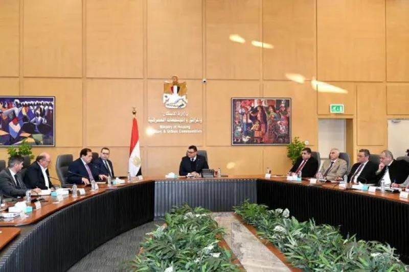 وزير الإسكان يعقد اجتماعا مع عدد من أعضاء مجلسى ”النواب والشيوخ”