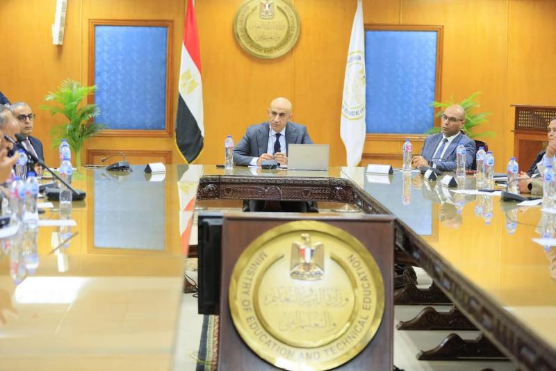 وزير التربية والتعليم يعقد جلسة نقاشية مع محرري ملف التعليم حول مقترح ”شهادة البكالوريا”
