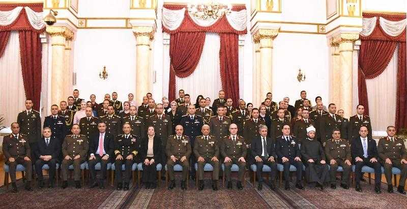 وزير الدفاع والإنتاج الحربي يشهد حفل تخرج دورة التمثيل الدبلوماسي العسكري المصري بالخارج