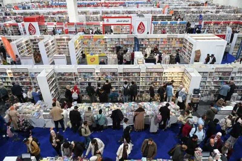 ثاني أيام معرض القاهرة الدولي للكتاب.. إقبال جماهيري كبير وأنشطة فنية وثقافية متنوعة