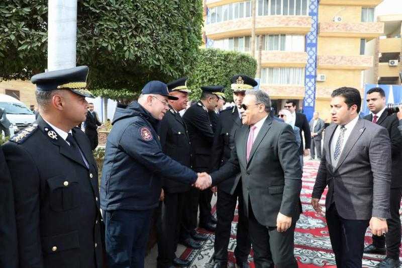 محافظ الشرقية ومدير الأمن يضعان إكليلا من الزهور على النصب التذكاري لشهداء الشرطة