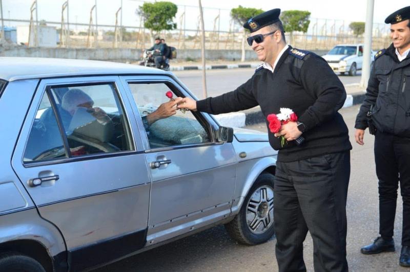 رئيس مدينة بورفؤاد يوزع باقات الورود على المواطنين خلال احتفالات عيد الشرطة.. صور