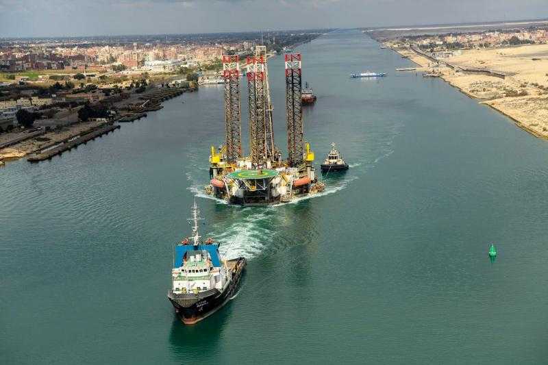 قناة السويس تشهد عبور الحفار ADMARINE260 مقطورا ‏في عملية عبور غير تقليدية.. صور