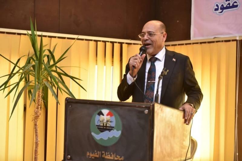 وزير العمل ومحافظ الفيوم يسلمان عقود لذوي همم.. وشهادات لخريجي دورات تدريب مهني