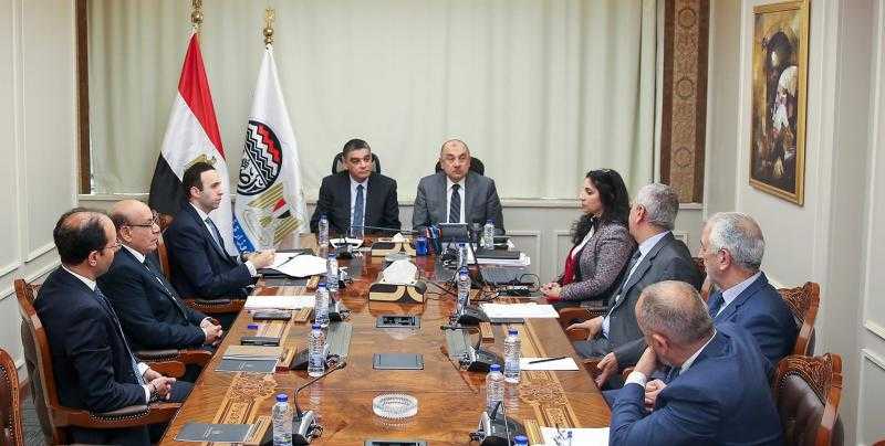 وزير قطاع الأعمال يبحث مع رئيس هيئة الشراء الموحد تعزيز التعاون فى توفير الأدوية