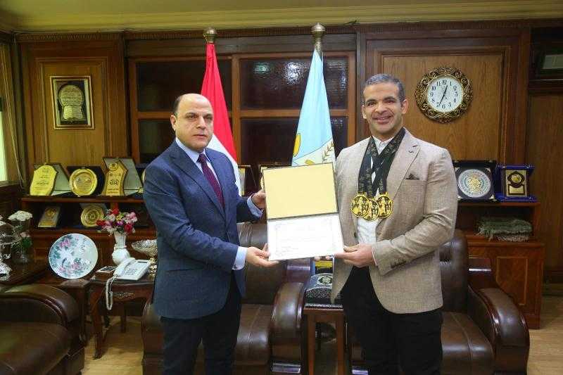 محافظ كفر الشيخ يكرم الحاصل على المركز الأول عالميا في بطولة القوة البدنية