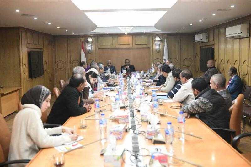 محافظ قنا يعقد اجتماعًا لمتابعة ملفات التقنين والتصالح في مخالفات البناء